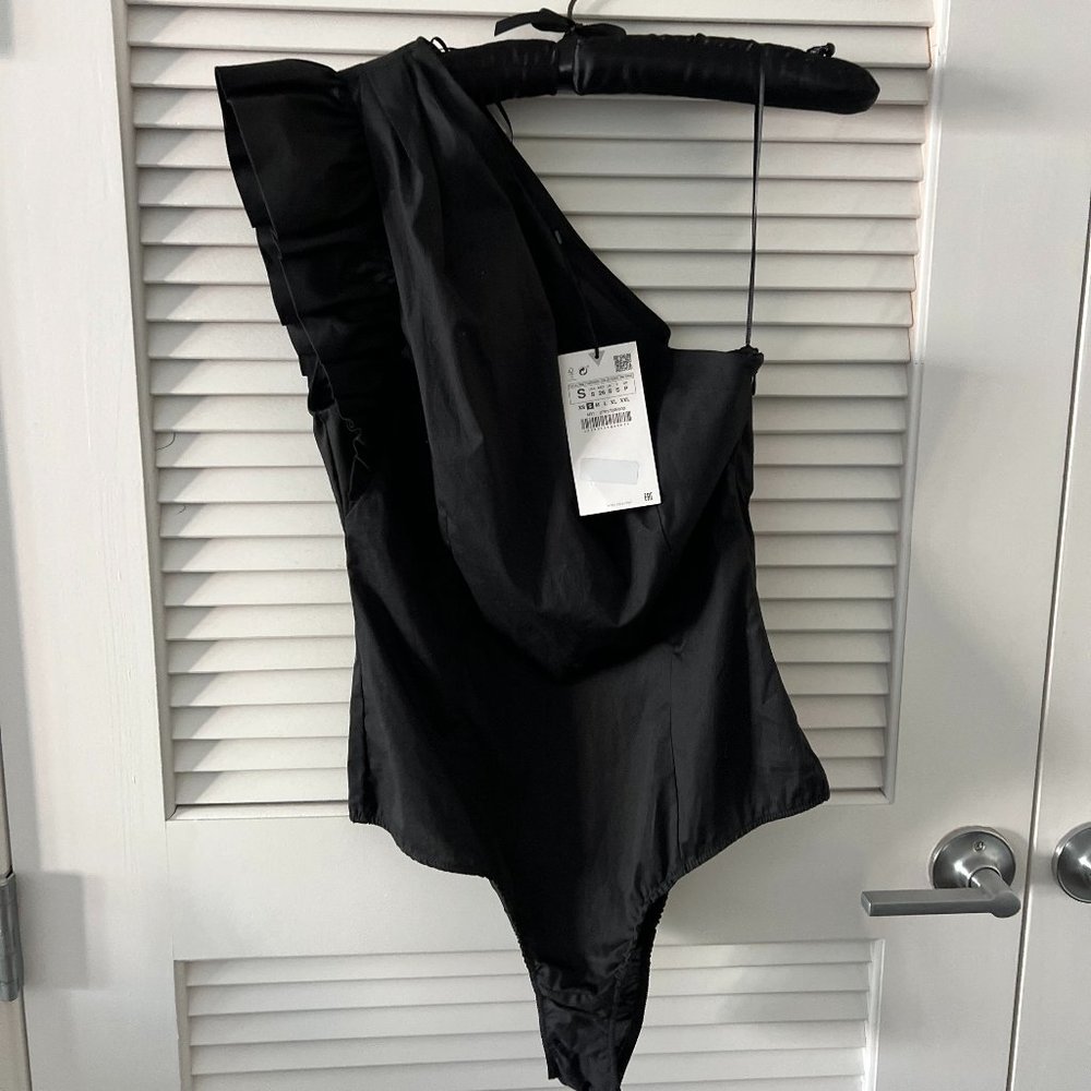 One shoulder black RUFFLED BODYSUIT size S